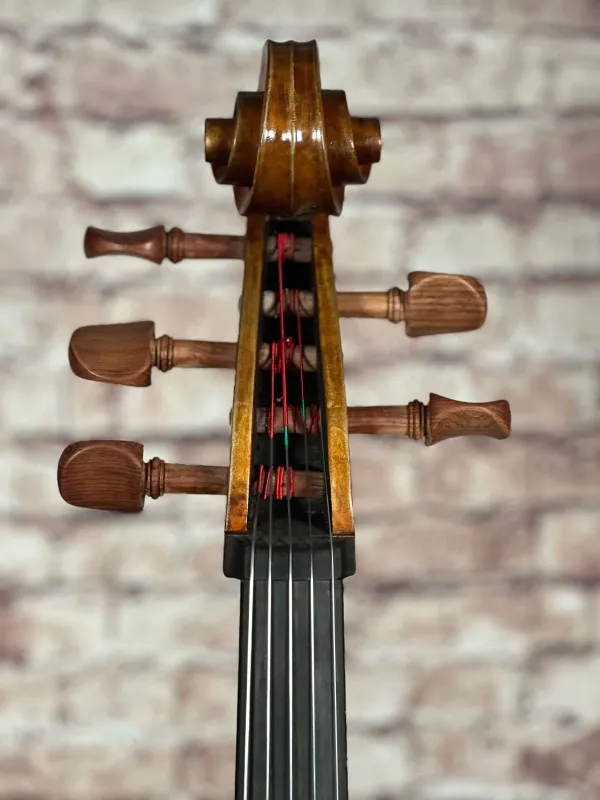 Schnecke-vorne-Detailansicht eines Orbán Zsolt 5-Saiter Meister Cello Handarbeit aus Ungarn 2019