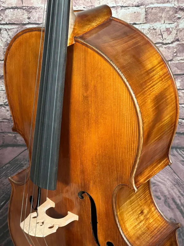 Steg-Detailansicht eines Orbán Zsolt 5-Saiter Meister Cello Handarbeit aus Ungarn 2019