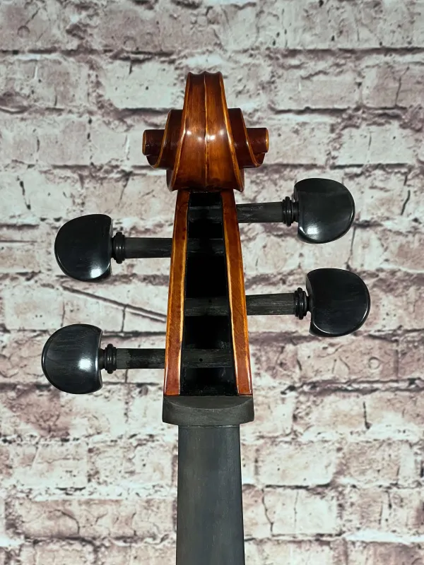 Schnecke-oben-Detailansicht eines nicht spielfertiges Cello (Violoncello) Handarbeit 2022