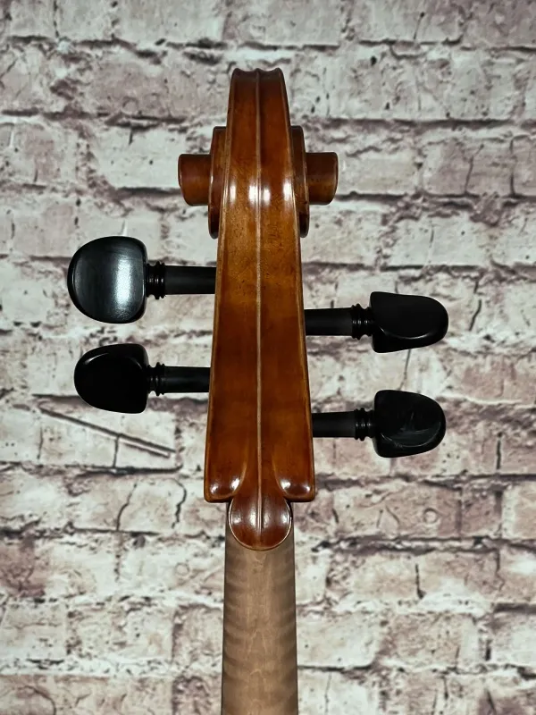 Schnecke-hinten-Detailansicht eines Stoica Alin di Bottega Cello Handarbeit aus Siebenbürgen 2022