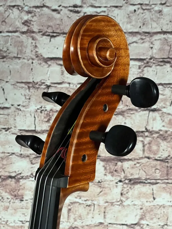 Schnecke-vorne-Seite-Detailansicht eines Stoica Alin di Bottega Cello Handarbeit aus Siebenbürgen 2022