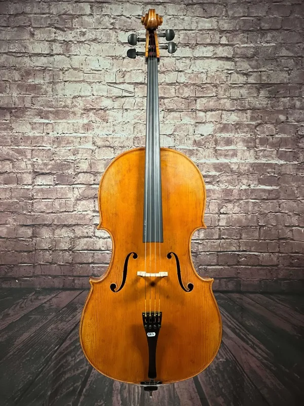 Front-Detailansicht einer Simon Joseph Goffriller Cello (Violoncello) Handarbeit 2019