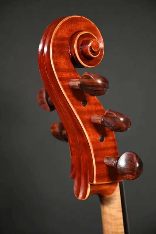 Simon Joseph 4/4 Meister Cello, Montagnana 5Saiter Modell, Handarbeit 2023_Schneckenansicht-hinten-seitlich