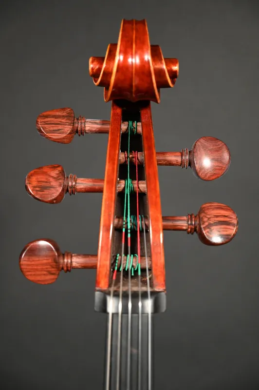 Simon Joseph 4/4 Meister Cello, Montagnana 5Saiter Modell, Handarbeit 2023_Schneckenansicht-vorne