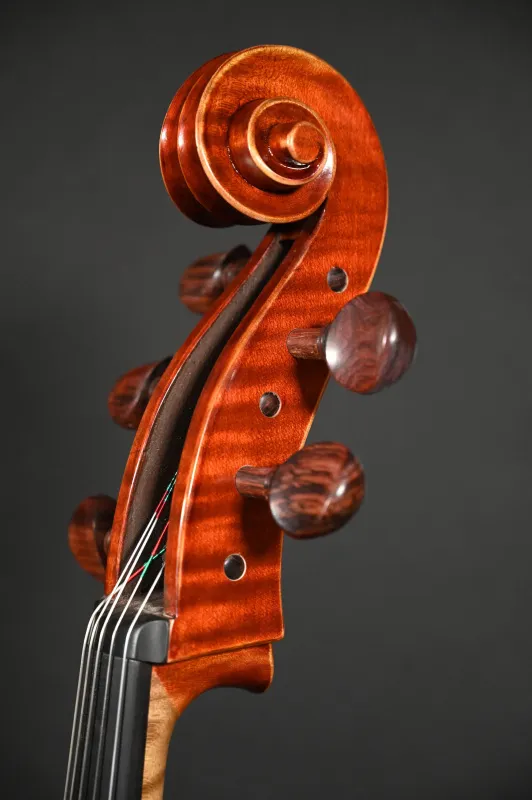 Simon Joseph 4/4 Meister Cello, Montagnana 5Saiter Modell, Handarbeit 2023_Schneckenansicht-vorne-seitlich