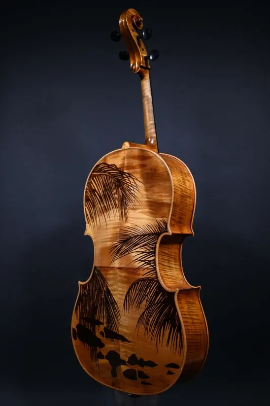 Rueck-Seitenansicht eines Kalas Csaba \"Caribbean\" 4/4 Meister Cello (Violoncello) nach Montagnana \"Sleeping Beauty\" Handarbeit 2022