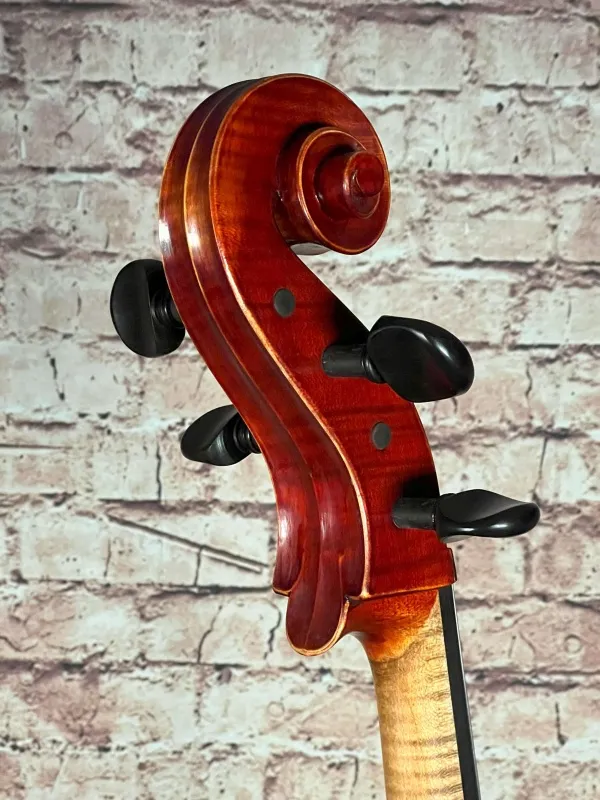 Schnecke-hinten-seitlich-Detailansicht einer Simon Joseph Montagnana Cello (Violoncello) Handarbeit 2021