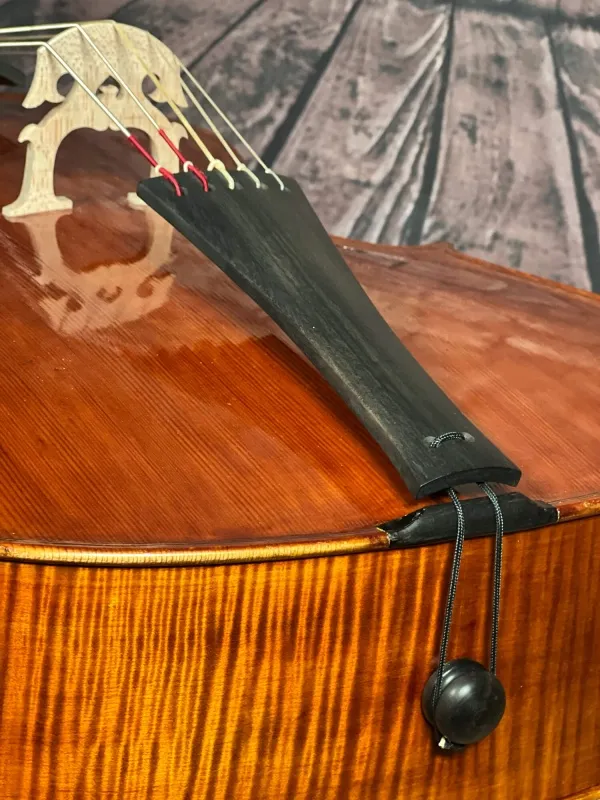 Endpin - Saitenhalter -Detailansicht eines Reghino 5Saiter Cello Piccolo Handarbeit 2021