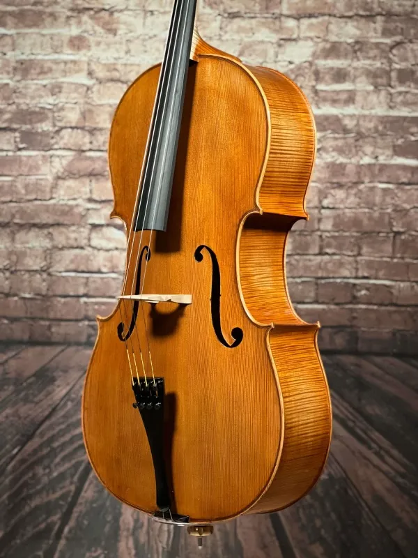 Decke-Zarge-Detailansicht eines Bivaj Árt Meister Cello (Violoncello) Modell STRADIVARI Handarbeit 2021