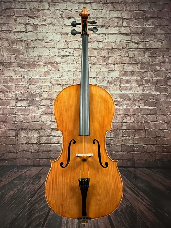 Front-Detailansicht eines Bivaj Árt Meister Cello (Violoncello) Modell STRADIVARI Handarbeit 2021
