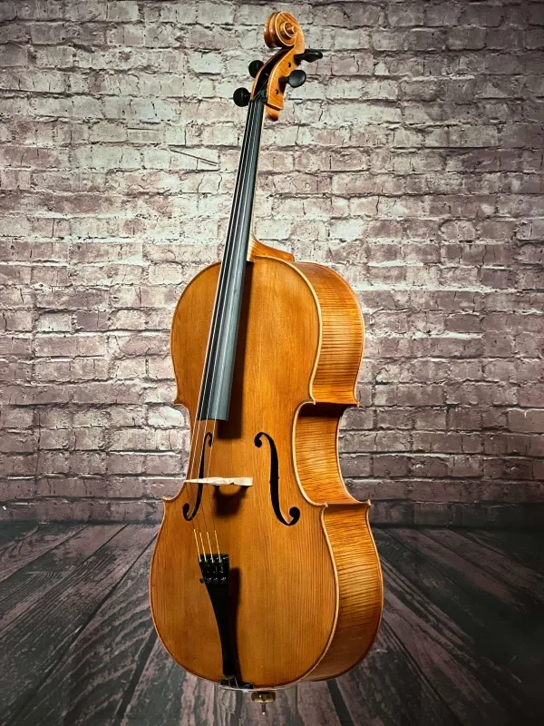 Front-Zarge-Detailansicht eines Bivaj Árt Meister Cello (Violoncello) Modell STRADIVARI Handarbeit 2021
