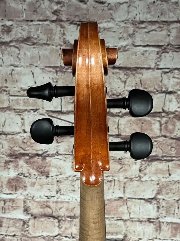 Schnecke-hinten-Detailansicht eines Bivaj Árt Meister Cello (Violoncello) Modell STRADIVARI Handarbeit 2021