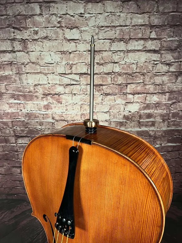 Stachel-vorne-Detailansicht eines Bivaj Árt Meister Cello (Violoncello) Modell STRADIVARI Handarbeit 2021