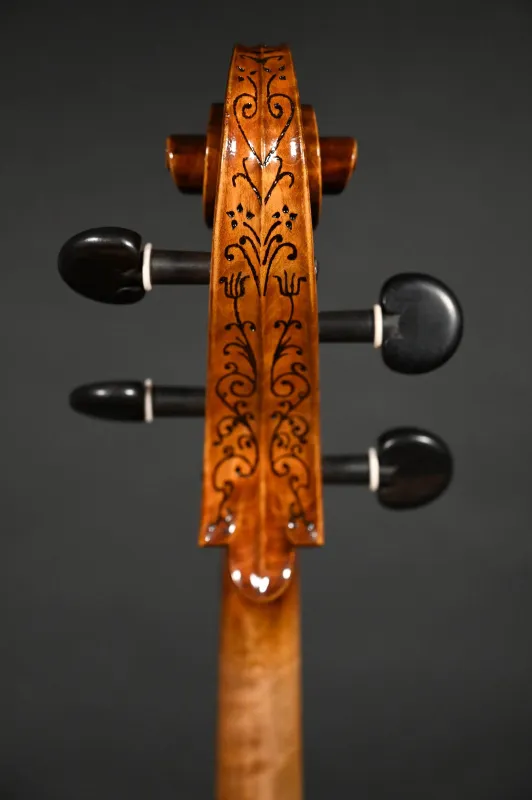 Schneckenansicht hinten eines Kalas Csaba 4/4 Meister Cello (Violoncello) nach Stradivarius Handarbeit 2022