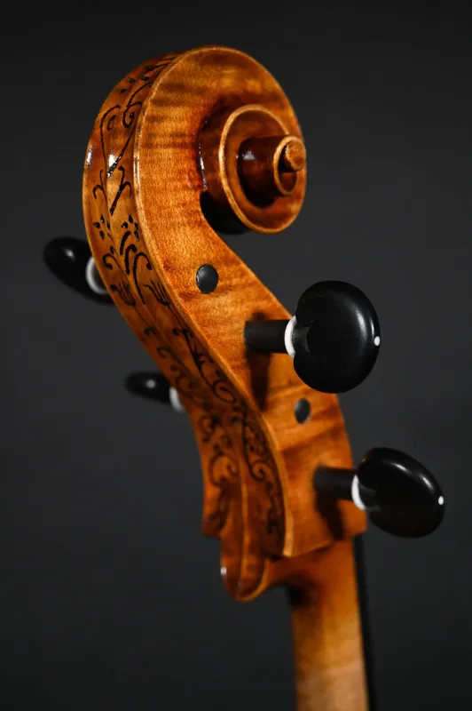 Schneckenansicht hinten seitlich eines Kalas Csaba 4/4 Meister Cello (Violoncello) nach Stradivarius Handarbeit 2022