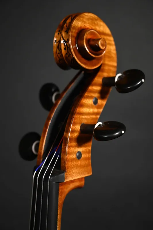 Schneckenansicht vorne seitlich eines Kalas Csaba 4/4 Meister Cello (Violoncello) nach Stradivarius Handarbeit 2022