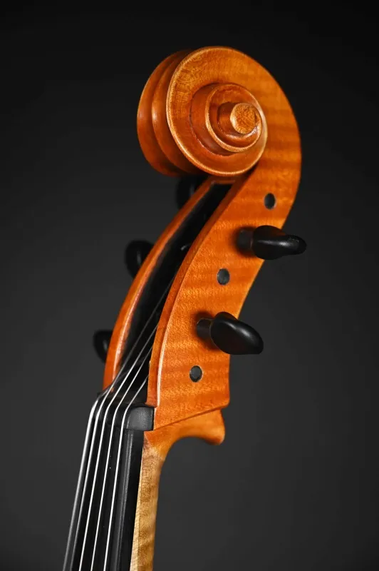 Schnecke-vorne-seitlich-Detailansicht eines Simon Joseph Cello da Spalla (Viola Pomposa) Handarbeit aus Siebenbürgen gebaut 2022