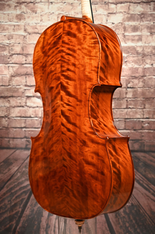 Preview: Bodenansicht-seitlich eines Simon Paul 7/8 Meister Cello (Violoncello) GUADAGNINI Modell, gebaut 2023