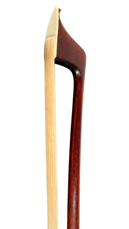 Dörfler Kontrabass BASISBOGEN W. Dörfler – Detailaufnahme: runde Fernambukstange, Spitze und Kopfplatte