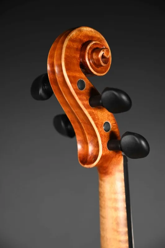Schnecke-hinten-seitlich-Detailansicht einer Simon Joseph Corneless Geige (Violine) Handarbeit 2022