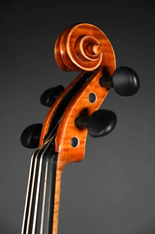 Schnecke-vorne-seitlich-Detailansicht einer Simon Joseph Corneless Geige (Violine) Handarbeit 2021