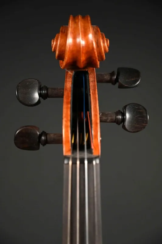 Schnecke-vorne-Detailansicht einer Bucur Ioan Geige (Violine) Modell Maggini, Handarbeit 2019