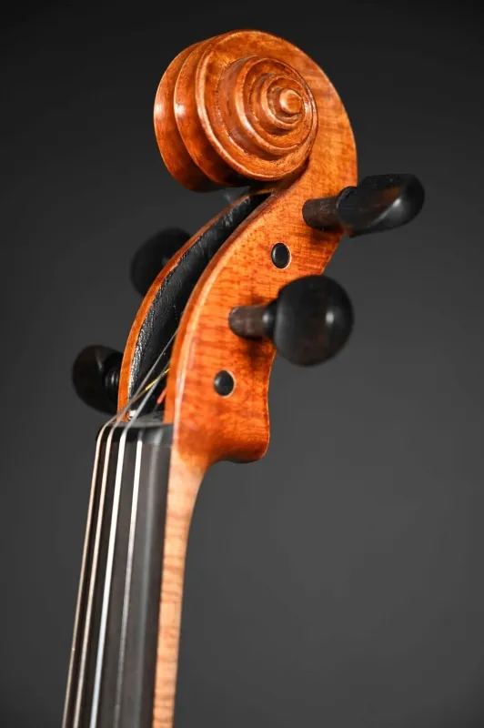 Schnecke-vorne-seitlich-Detailansicht einer Bucur Ioan Geige (Violine) Modell Maggini, Handarbeit 2019