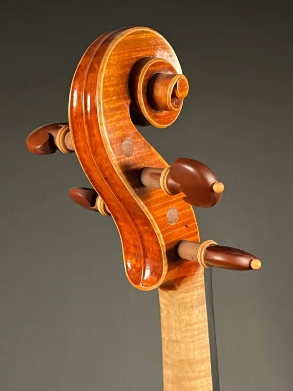 Schnecke-hinten-seitlich-Detailansicht einer Butiu Cornel \"Professional\" Geige (Violine) Handarbeit 2018