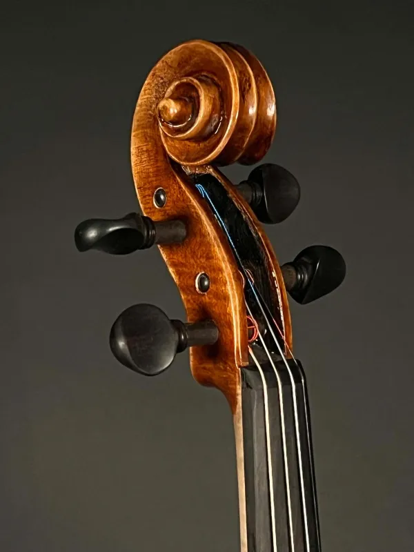 Schnecke-vorne-seitlich-Detailansicht einer Butiu Cornel \"die Bottega\" Geige (Violine) Handarbeit 2022