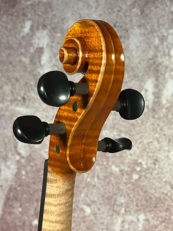 Schnecke-hinten-seitlich-Detailansicht einer Gheorghe Ludovic 7/8 di Botteg Geige (Violine) Handarbeit 2021