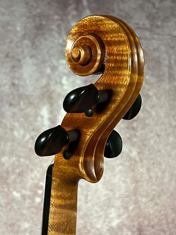 Schnecke-hinten-seitlich-Detailansicht einer Györke Francisc Konzert Geige (Violine) Handarbeit 2020