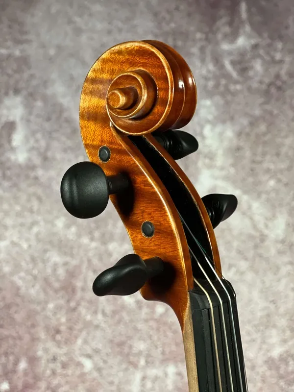 Schnecke-vorne-seitlich-Detailansicht einer Nagy Károly 4/4 \"di Bottega\" Geige (Violine), genaut in Reghin, RO