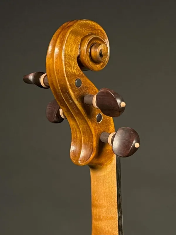 Schnecke-hinten-seitlich-Detailansicht einer Simon Joseph Meister Geige (Violine) Stradivarius Modell Handarbeit 2016