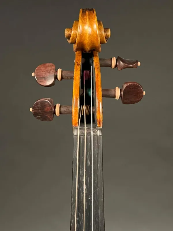Schnecke-vorne-Detailansicht einer Simon Joseph Meister Geige (Violine) Stradivarius Modell Handarbeit 2016