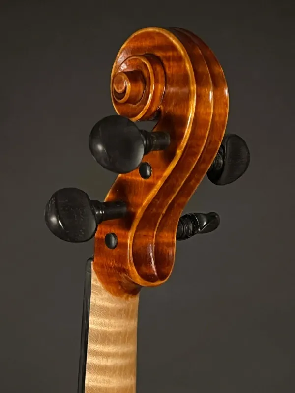 Schnecke-hinten-seitlich-Detailansicht einer Simon Joseph Meister 7/8 Geige (Violine) Stradivari Modell Handarbeit 2020