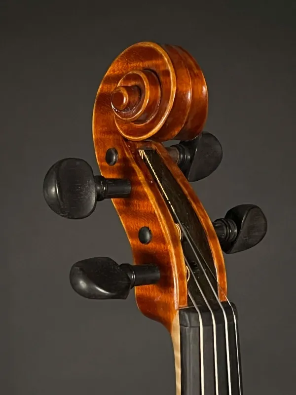 Schnecke-vorne-seitlich-Detailansicht einer Simon Joseph Meister 7/8 Geige (Violine) Stradivari Modell Handarbeit 2020
