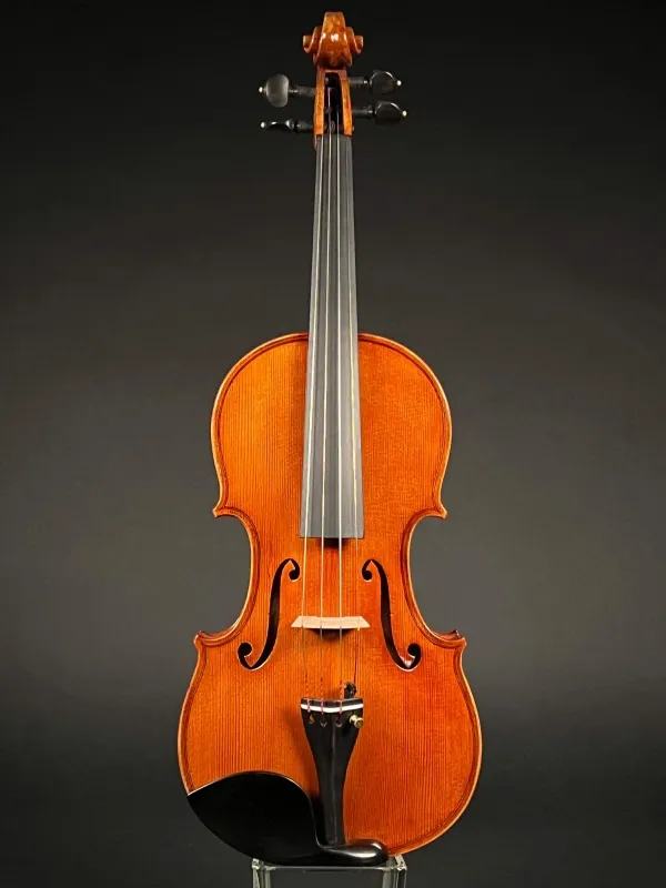 Front-Detailansicht einer Simon Joseph Meister Geige (Violine) Guarneri Modell Handarbeit 2020
