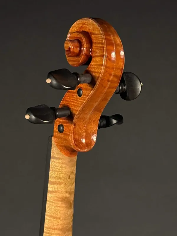 Schnecke-hinten-seitlich-Detailansicht einer Simon Joseph Meister Geige (Violine) Guarneri Modell Handarbeit 2020