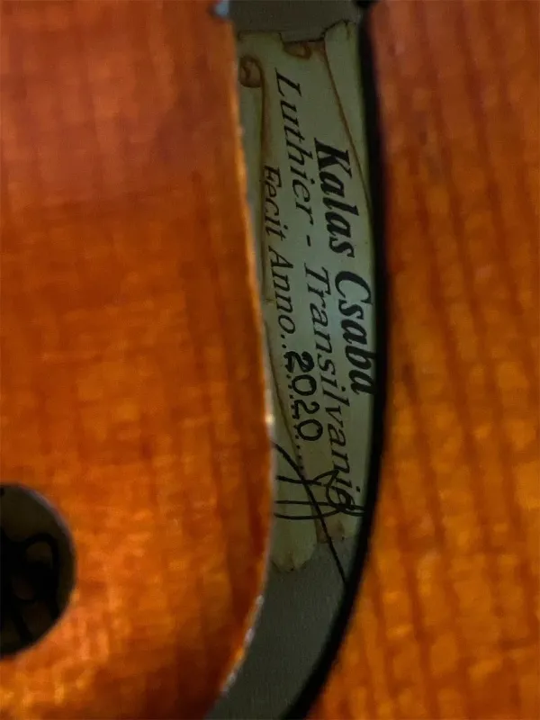 Etikettenansicht hinten seitlich einer Kalas Csaba Meister Geige (Violine) GUARNERI OLE BULL Modell gebaut 2020