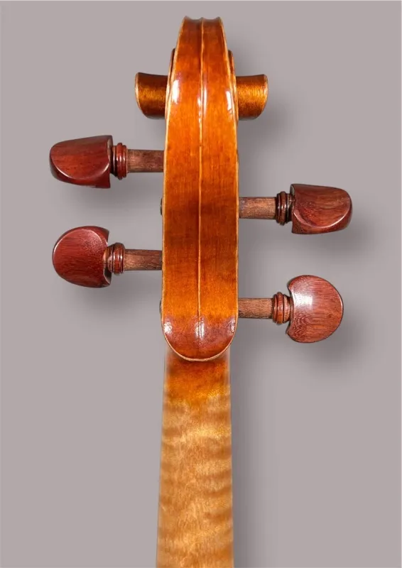 Schneckeansicht hinten einer Kalas Csaba Meister Geige (Violine) GUARNERI OLE BULL Modell gebaut 2020