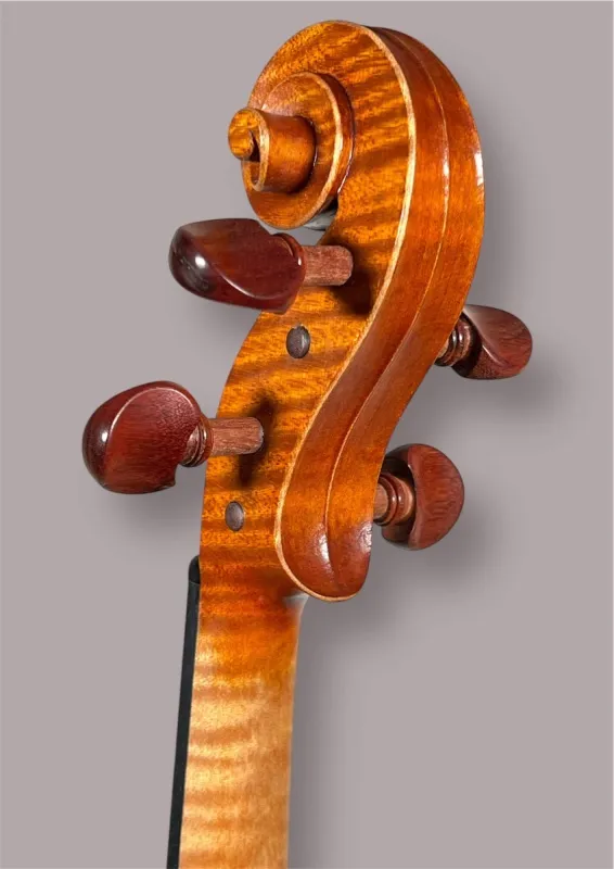 Schneckeansicht hinten seitlich einer Kalas Csaba Meister Geige (Violine) GUARNERI OLE BULL Modell gebaut 2020