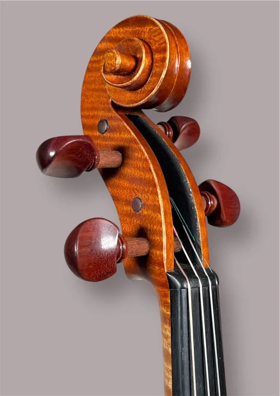 Schneckeansicht vorne seitlich einer Kalas Csaba Meister Geige (Violine) GUARNERI OLE BULL Modell gebaut 2020