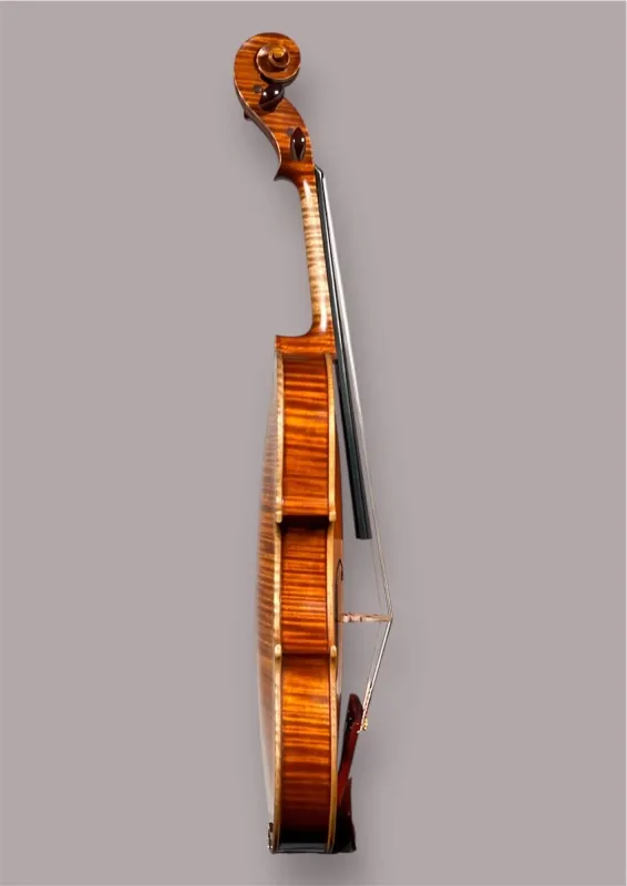 Seitenansicht einer Kalas Csaba Meister Geige (Violine) GUARNERI OLE BULL Modell gebaut 2020