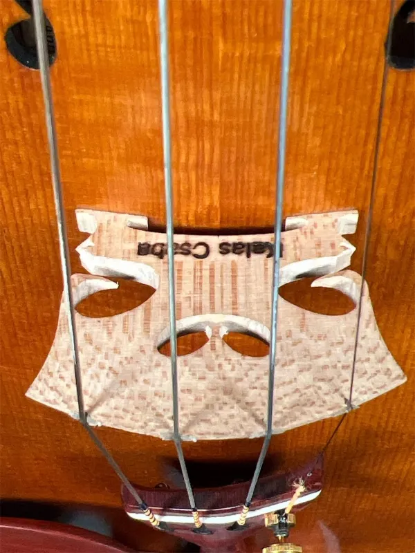 Stegansicht einer Kalas Csaba Meister Geige (Violine) GUARNERI OLE BULL Modell gebaut 2020