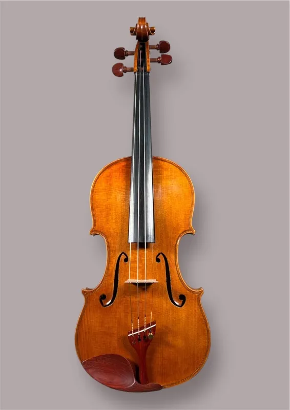 Frontansicht einer Kalas Csaba Meister Geige (Violine) GUARNERI OLE BULL Modell gebaut 2020