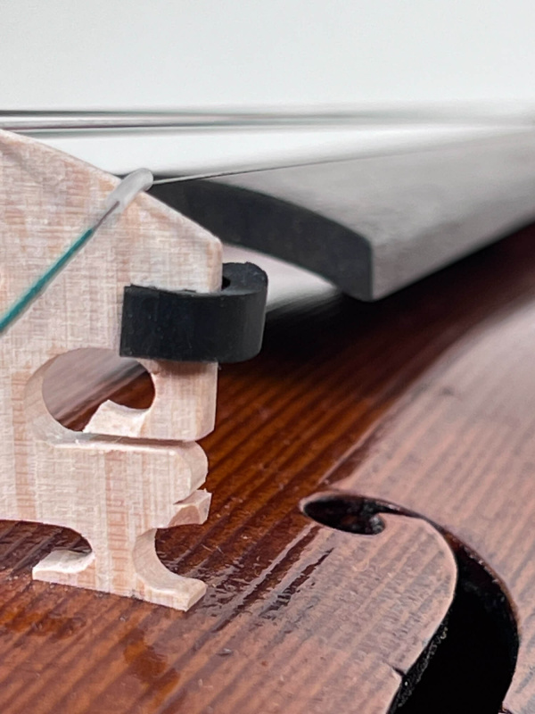 Preview: Klang-Clip zur Verbesserung des Violin-Klangs - auf dem Steg montiert, Ansicht 2