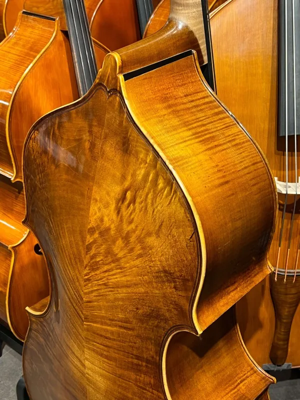Halsansatz-hinten-Detailansicht eines Bivaj Árt Orchester Kontrabasses Modell GRANCINO Handarbeit 2021