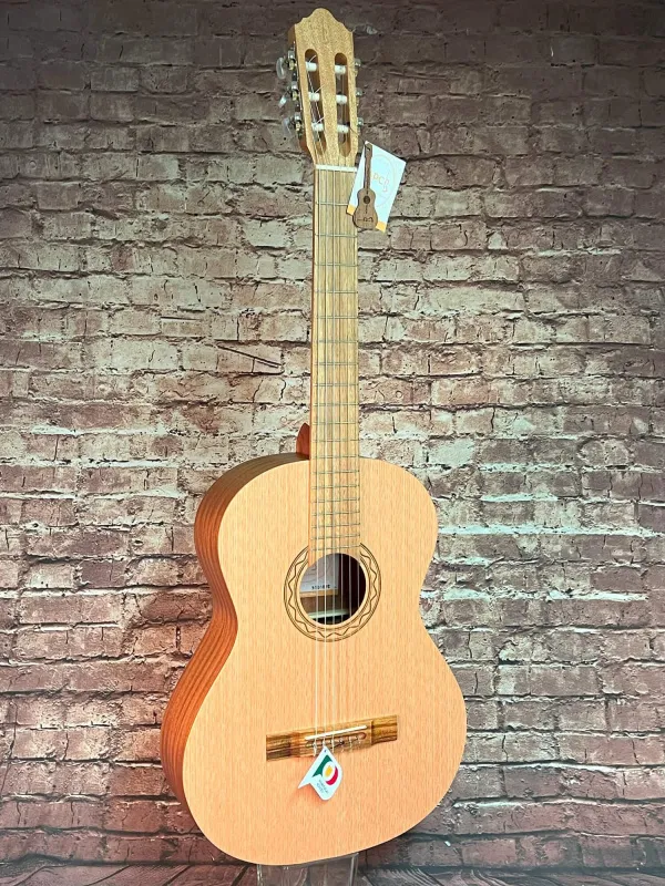 Front-Detailansicht einer APC Kontert (Classic) Gitarre Modell GC200 OP