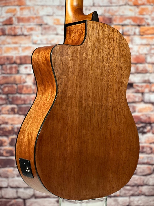 Preview: Boden-Detailansicht einer Valencia Kontert (Classic) Gitarre Modell VC304CE Cutaway mit Tonabnehmer