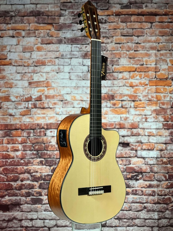 Preview: VALENCIA 4/4 Cutaway Konzertgitarre mit Pickup, Natur finish